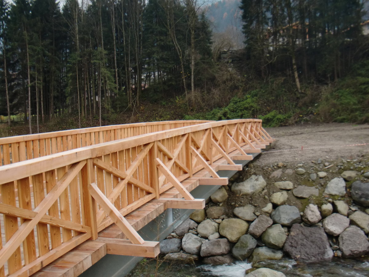  ponte in larice realizzato dalla carpenteria Ghezzi